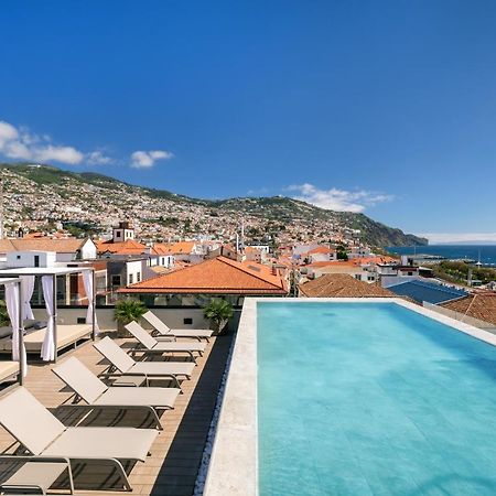 Hotel Barcelo Funchal Oldtown Exterior foto The rooftop pool at the Hotel Porto Santo