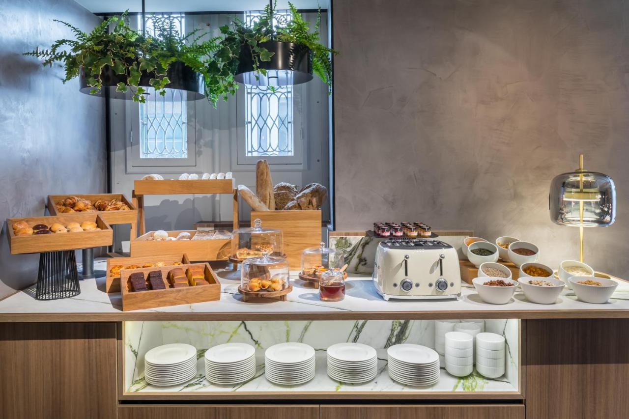 Hotel Barcelo Funchal Oldtown Exterior foto The buffet at the lounge