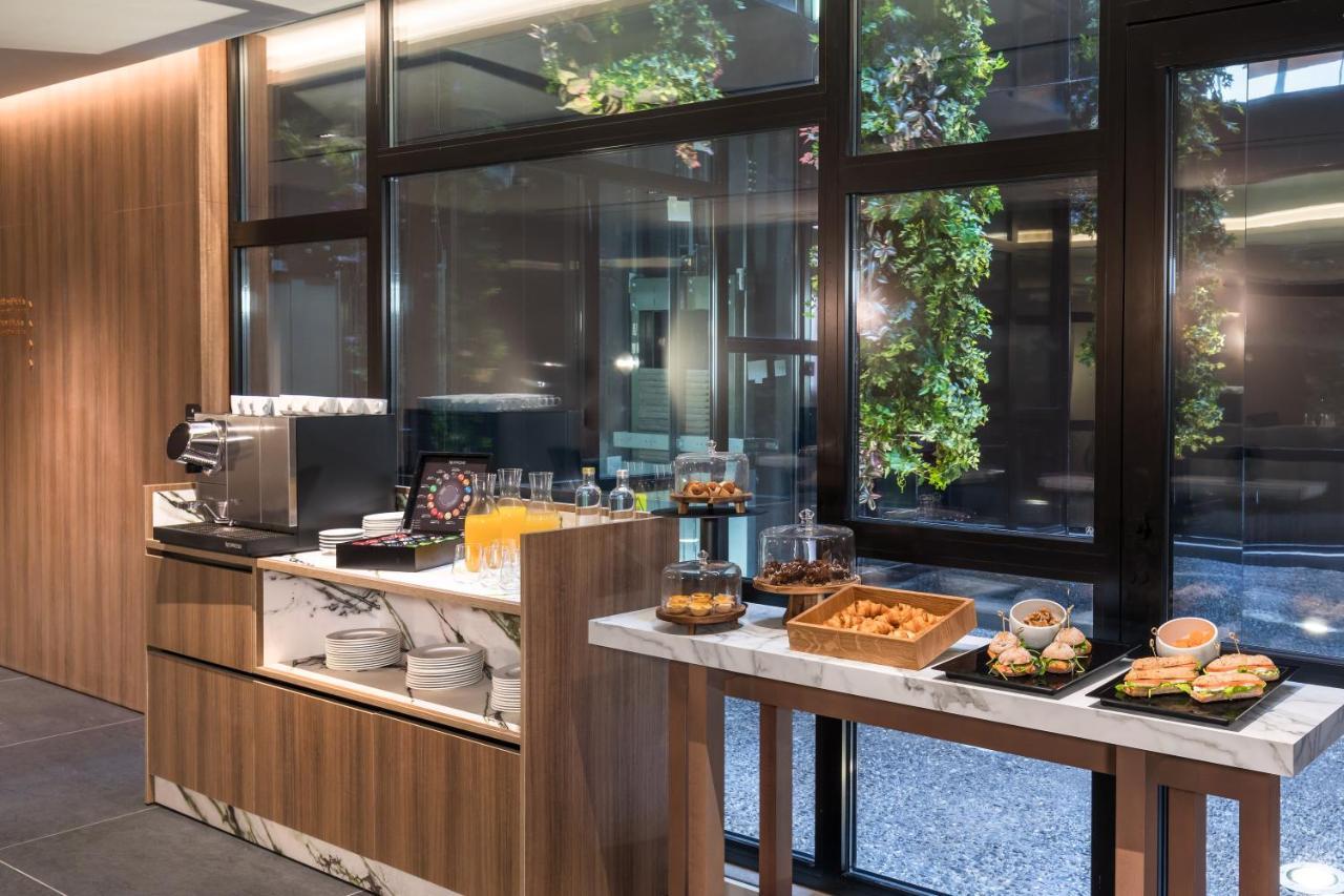 Hotel Barcelo Funchal Oldtown Exterior foto The lounge at the airport